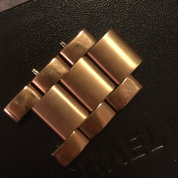 Michael Kors Rose Gold Watch - Picture 5 of 7